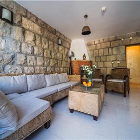 Spacious 5 bedroom villa with Pool in Gruz-Lapad, Sleeps 9